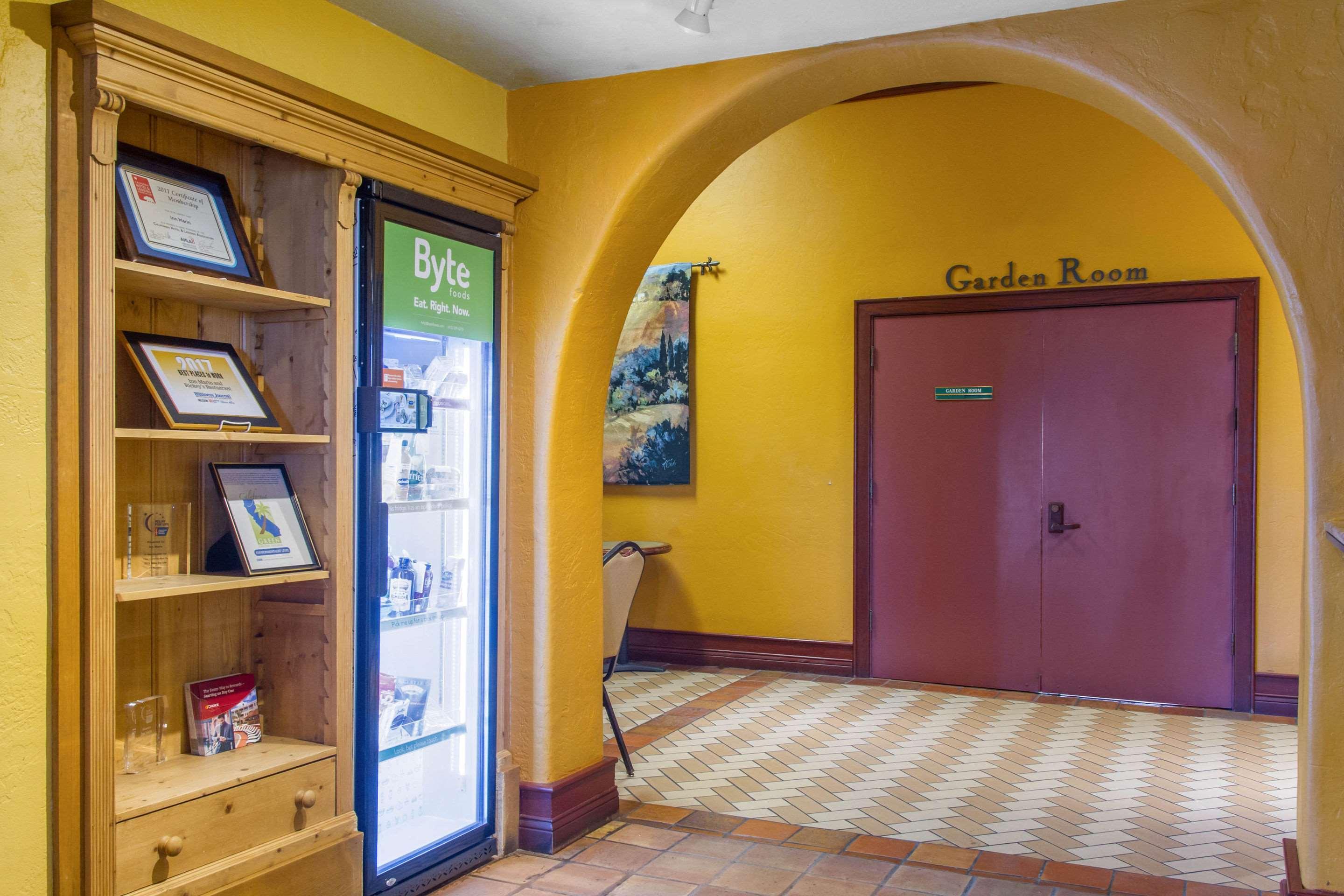 Inn Marin And Suites, Ascend Hotel Collection ナヴァト エクステリア 写真